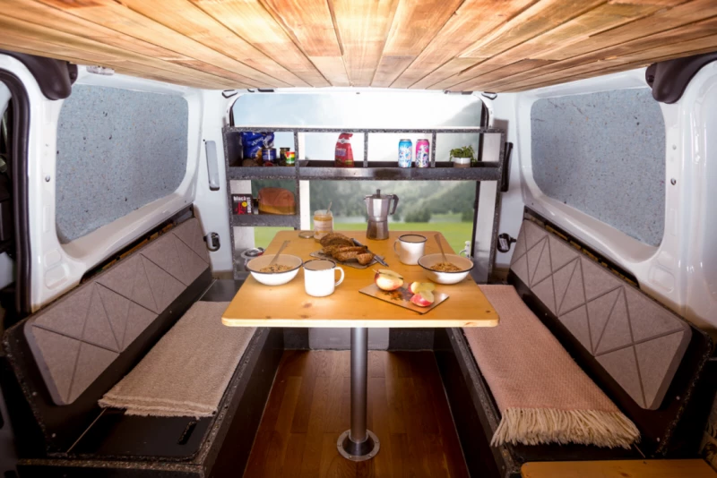 Niroadrunner Ford Custom Transit Campingbus - Füllinsdorf, Schweiz