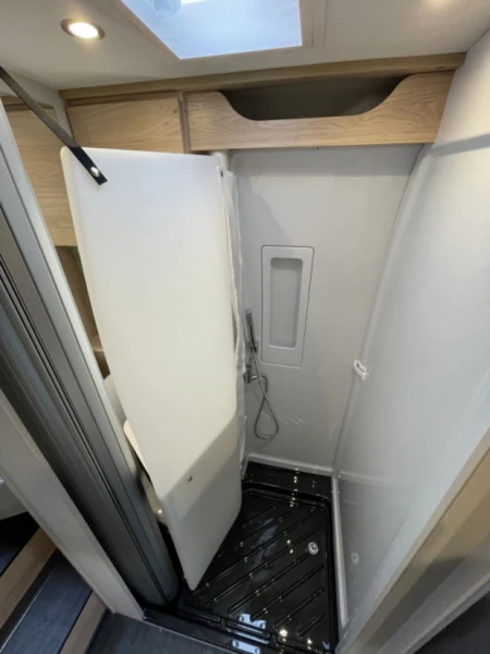 Dethleffs Globetrail 600 DS-RT Campingbus - Ebikon, Schweiz