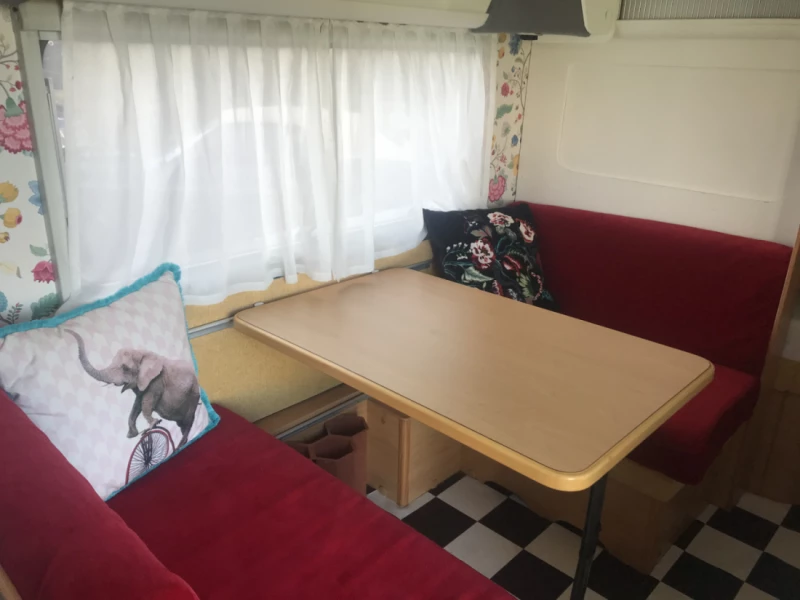 Knaus Caravane Knaus Südwind 500 TKM Modèle 200 Husvagn - Echallens, Schweiz