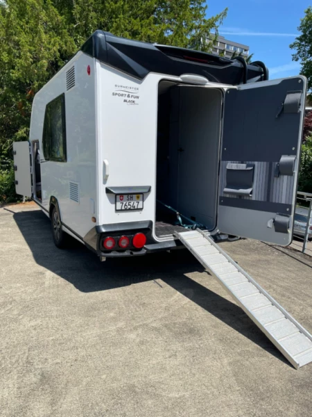 Knaus Sport & Fun Black Selection mit Töffgarage Wohnwagen - Beringen, Schweiz
