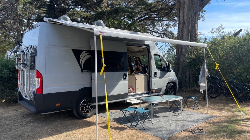 Dreamer Camper Five Campingbus - Attalens, Schweiz