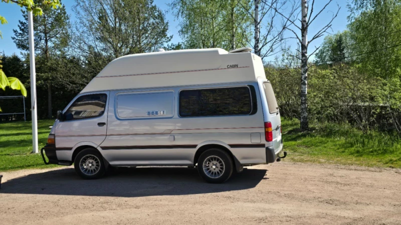 Toyota Hiace IV Bussi 2.4 D Campingbus - Nummela, Finnland