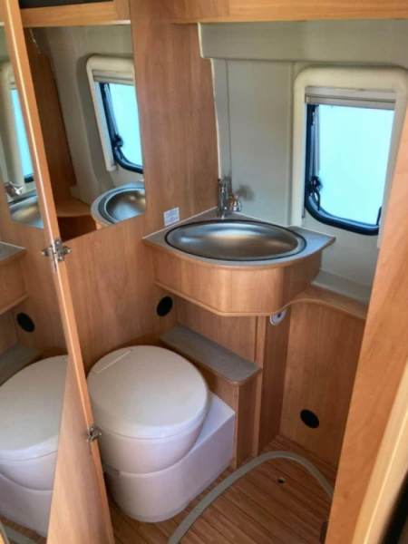 Pössl 2 win plus Campingbus - Vauderens, Schweiz