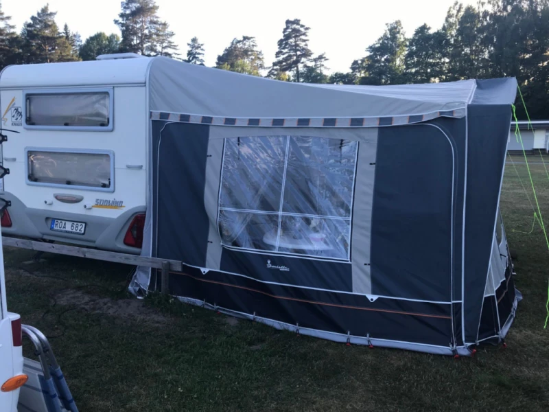 Knaus Südwind 500 barnkammarvagn Caravan - Karlsborg, Sweden