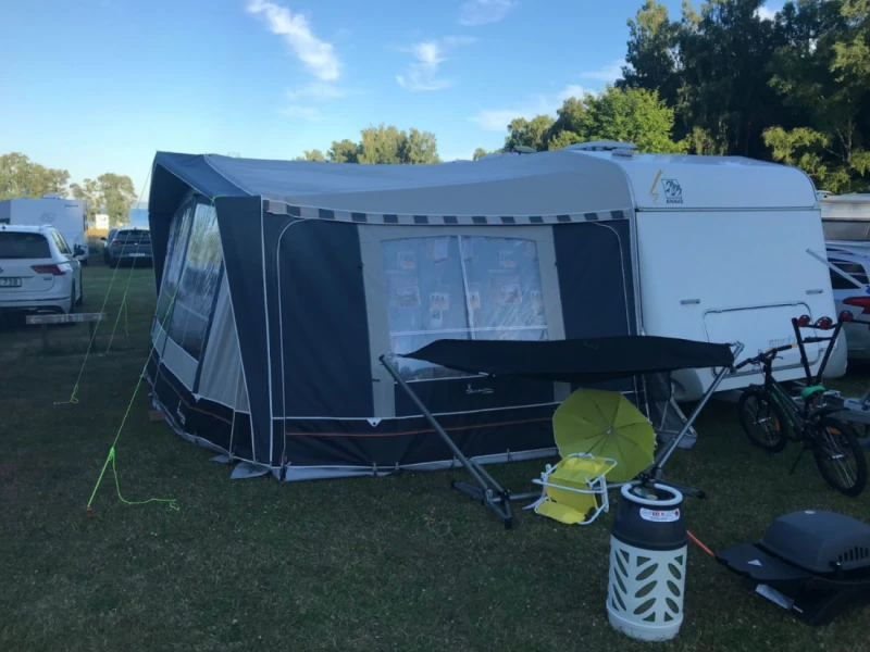 Knaus Südwind 500 barnkammarvagn Caravan - Karlsborg, Sweden