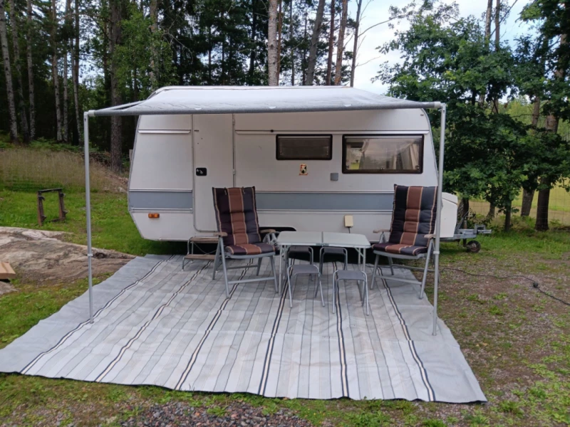 Sting 420 T Wohnwagen - Ringarum, Schweden