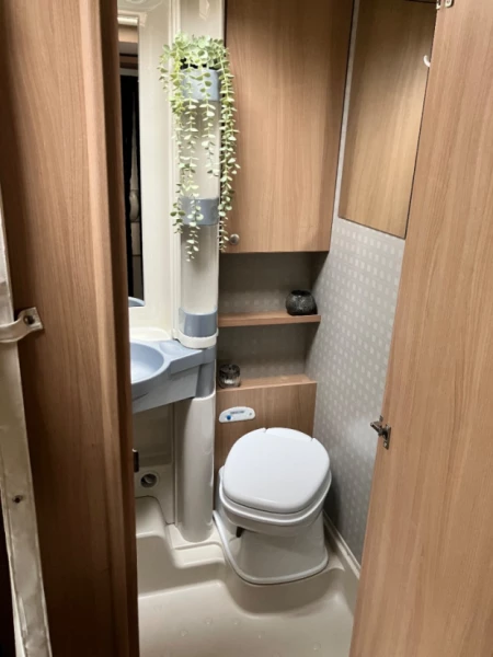 Bürstner Averso 480 TK Caravane - Wimmis, Suisse