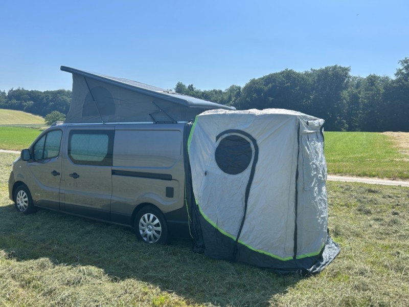 Nissan NV300 Campingbus - Domdidier, Schweiz