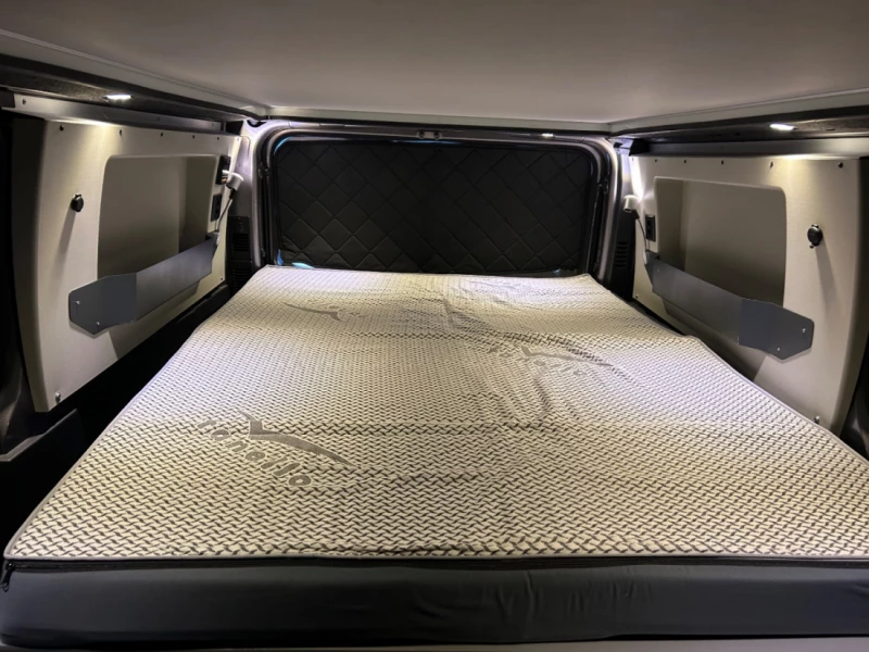 Nissan NV300 Campingbus - Domdidier, Schweiz