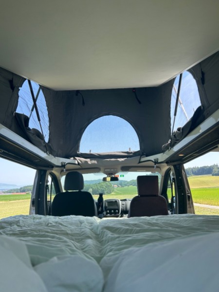 Nissan NV300 Campingbus - Domdidier, Schweiz