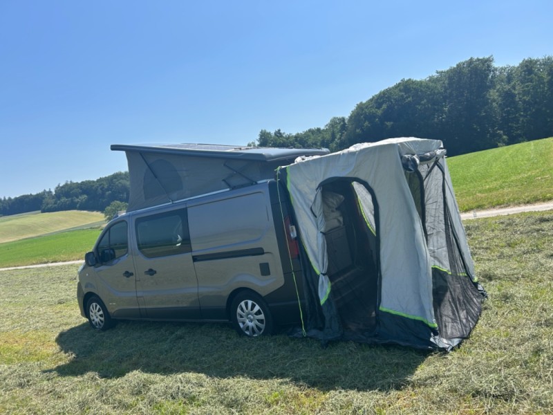 Nissan NV300 Campingbus - Domdidier, Schweiz