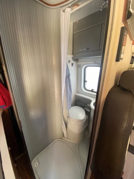 Adria Twin 640 SHX Campingbus - St luc, Schweiz