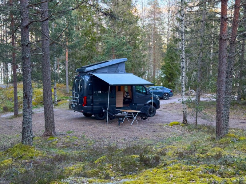 Hymer Grand Canyon S 4x4 - matkailuauto, jota voi ajaa B-kortilla. Vuodepaikat neljälle. Campingbus - Helsinki, Finnland