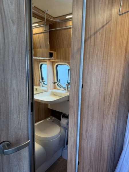 Hymer Grand Canyon S 4x4 - matkailuauto, jota voi ajaa B-kortilla. Vuodepaikat neljälle. Campingbus - Helsinki, Finnland