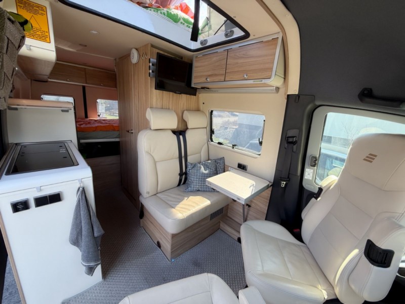 Hymer Grand Canyon S 4x4 - matkailuauto, jota voi ajaa B-kortilla. Vuodepaikat neljälle. Campingbus - Helsinki, Finnland