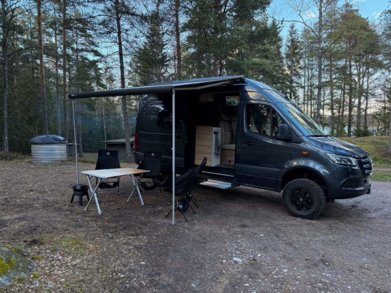 Hymer Grand Canyon S 4x4 - matkailuauto, jota voi ajaa B-kortilla. Vuodepaikat neljälle. Campingbus - Helsinki, Finnland