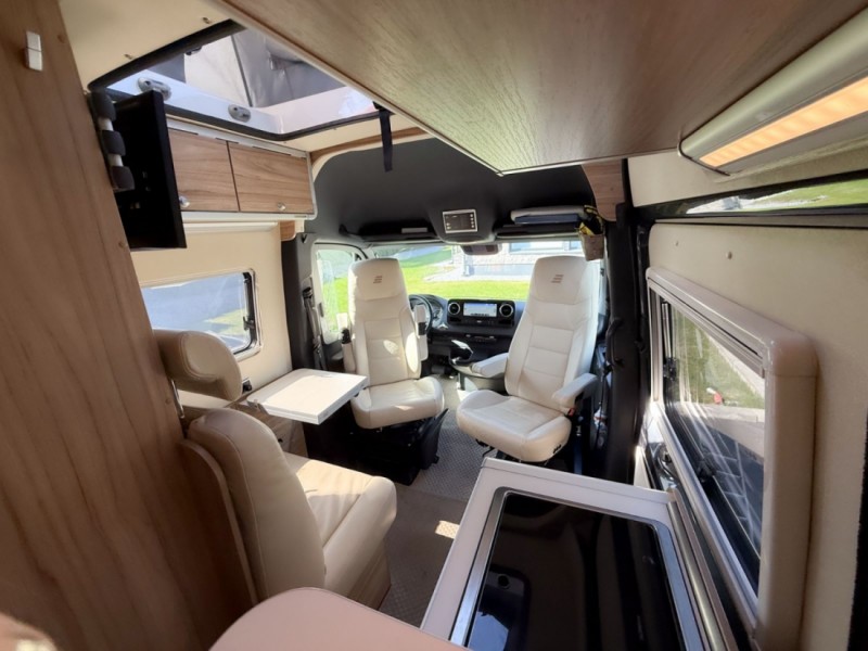 Hymer Grand Canyon S 4x4 - matkailuauto, jota voi ajaa B-kortilla. Vuodepaikat neljälle. Campingbus - Helsinki, Finnland