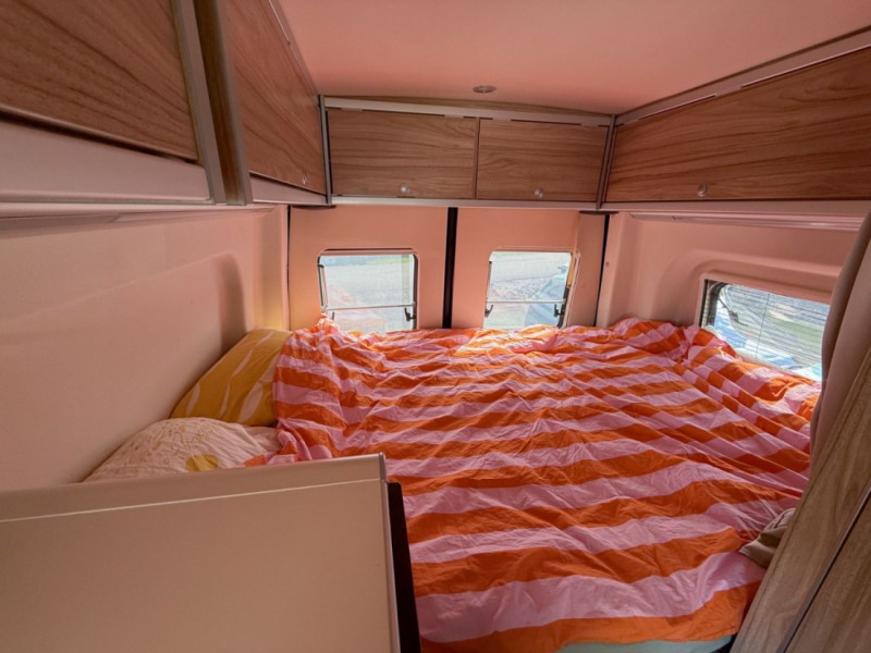 Hymer Grand Canyon S 4x4 - matkailuauto, jota voi ajaa B-kortilla. Vuodepaikat neljälle. Campingbus - Helsinki, Finnland