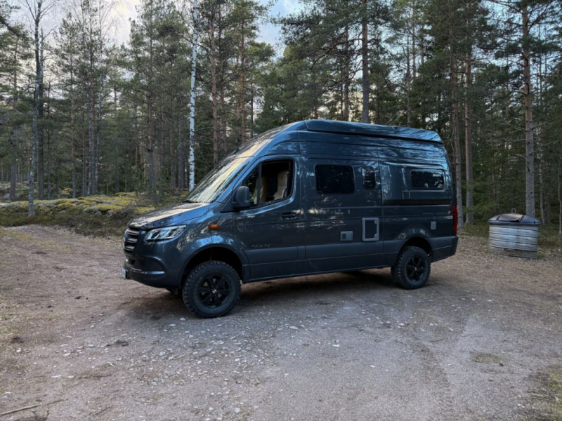 Hymer Grand Canyon S 4x4 - matkailuauto, jota voi ajaa B-kortilla. Vuodepaikat neljälle. Campingbus - Helsinki, Finnland