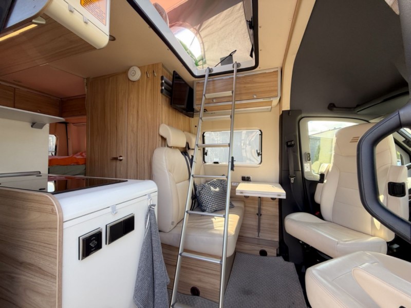 Hymer Grand Canyon S 4x4 - matkailuauto, jota voi ajaa B-kortilla. Vuodepaikat neljälle. Campingbus - Helsinki, Finnland