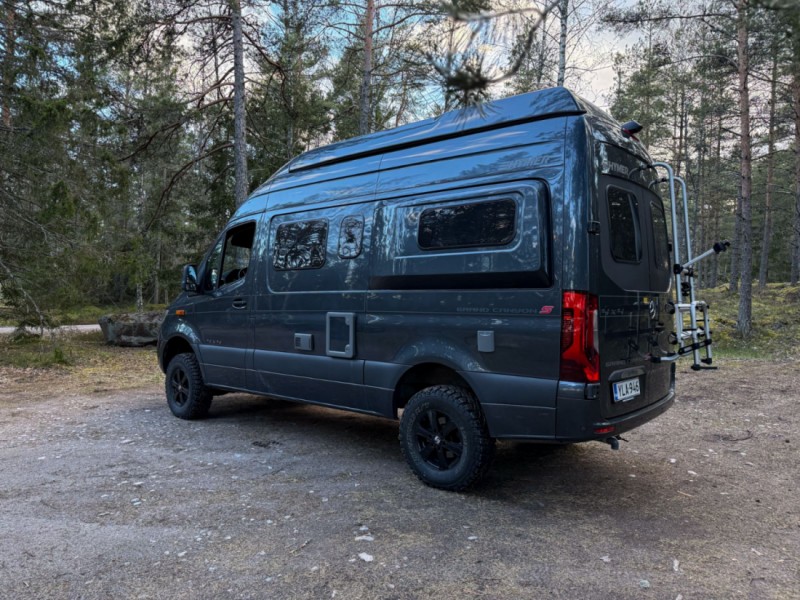 Hymer Grand Canyon S 4x4 - matkailuauto, jota voi ajaa B-kortilla. Vuodepaikat neljälle. Campingbus - Helsinki, Finnland