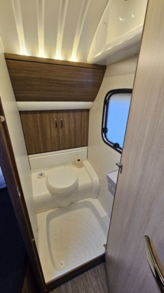 Hobby 560 Kmfe DE Luxe Wohnwagen - Eksjö, Schweden