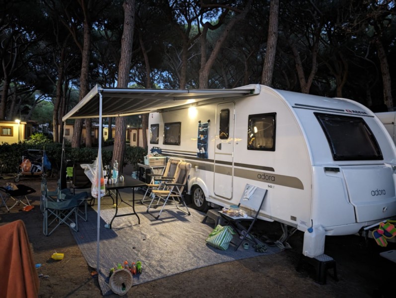 Adria Adora 542 UT mit XXL Familienbett (190cm x 220cm) Wohnwagen - Nürensdorf, Schweiz