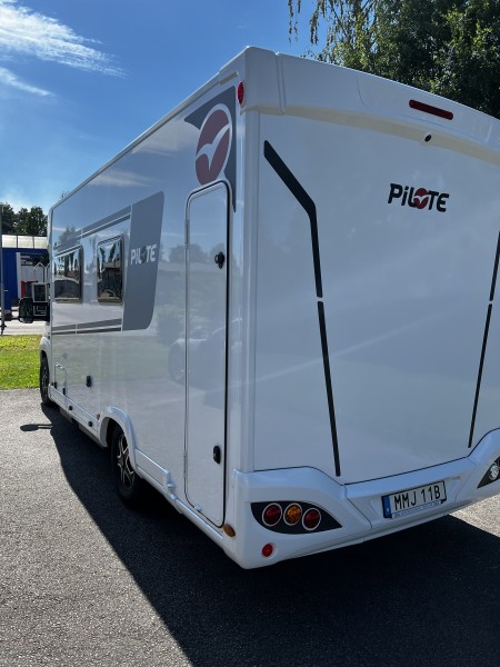 Pilote P 696D EVIDENCE Taksäng Matkailuauto - Växjö, Ruotsi
