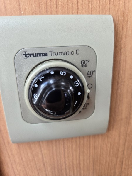 Knaus Sun Traveller 650 DKG Matkailuvaunu - Åsbro, Ruotsi