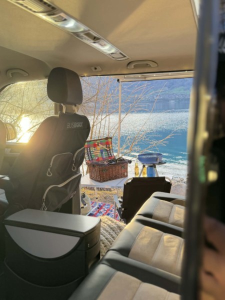 VW Multivan Campingbus - Unterseen, Schweiz