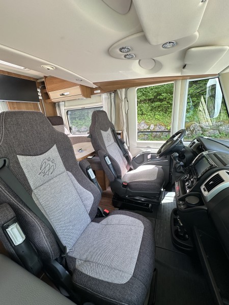 Knaus Van I 550 MD Matkailuauto - Matten bei Interlaken, Sveitsi