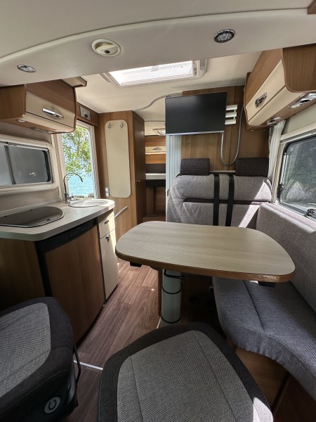 Knaus Van I 550 MD Matkailuauto - Matten bei Interlaken, Sveitsi