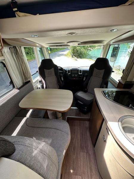 Knaus Van I 550 MD Matkailuauto - Matten bei Interlaken, Sveitsi