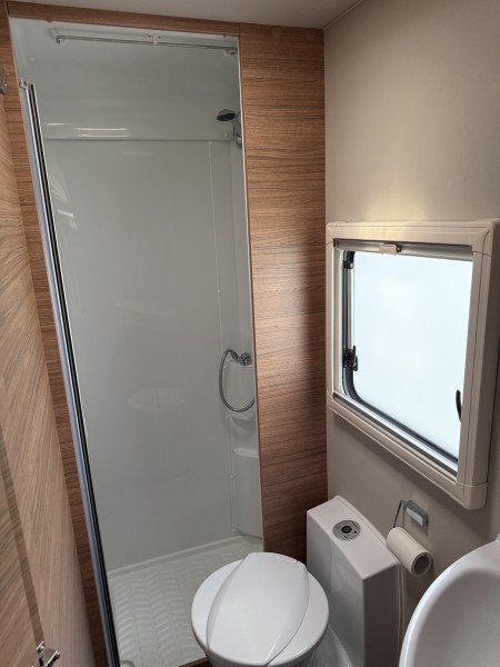 Weinsberg Caraloft 650 MF Matkailuauto - Crailsheim, Saksa
