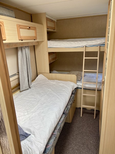 Kabe Safir 590 barnkammarvagn Matkailuvaunu - Vendelsö, Ruotsi