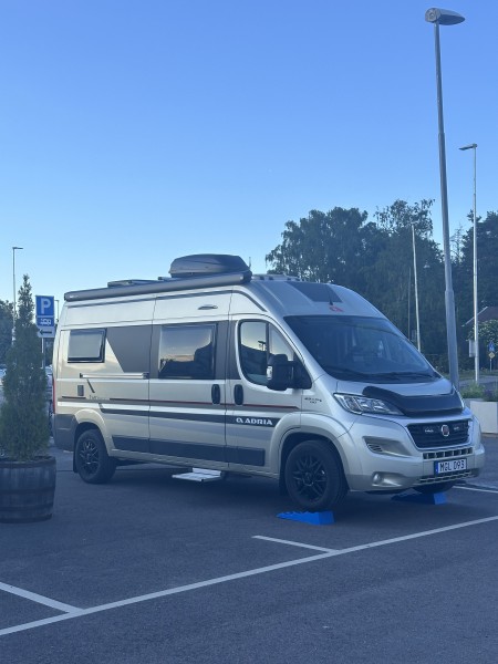 Adria Twin 600 SLT Campingbus - Åkersberga, Schweden