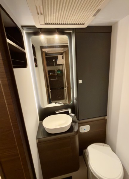 Adria Sonic Supreme 700 DL Wohnmobil - Villeneuve, Schweiz