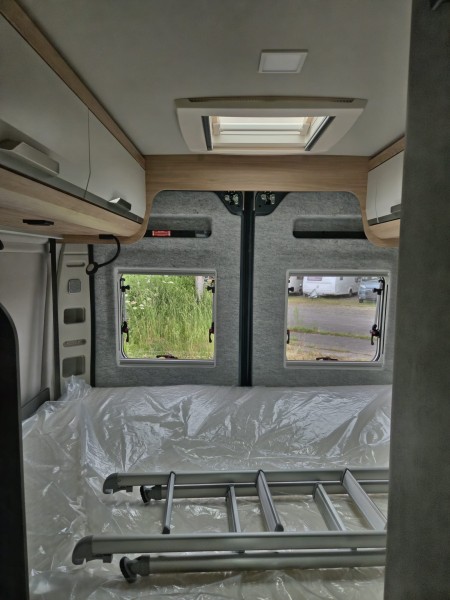 Knaus 600 MQ Retkeilyauto - Grosswangen, Sveitsi