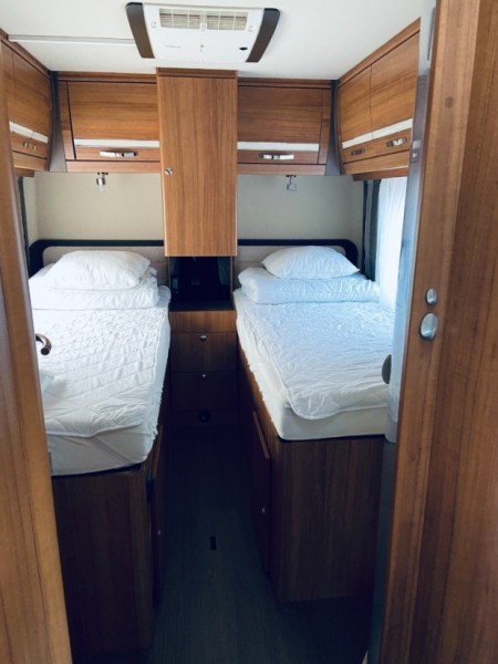 Eura Mobil Eura Mobil Terrestra 720 EBF Låga Långbäddar + taksäng Wohnmobil - Katrineholm, Schweden