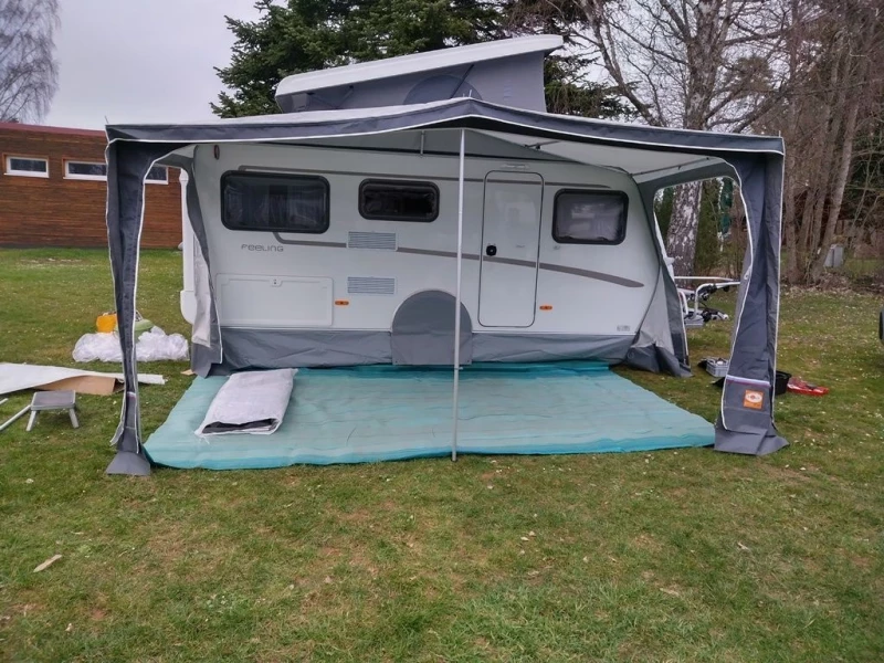 Eriba Hymer Eriba Feeling 425 mit Schlafdach Wohnwagen - Hunzenschwil, Schweiz
