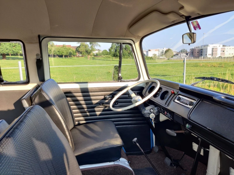 VW T2a De Luxe Bus Campingbus - Altendorf, Schweiz