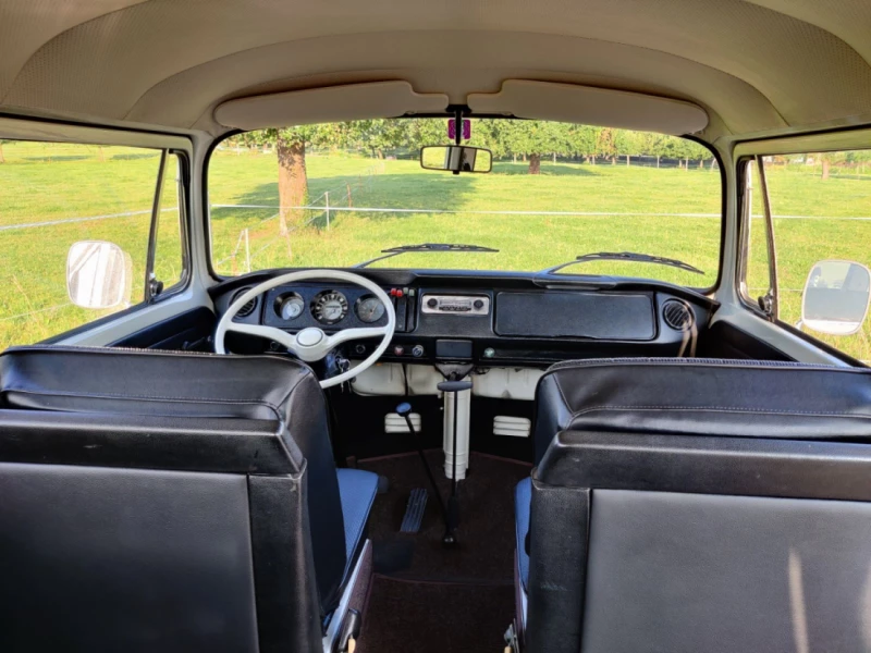 VW T2a De Luxe Bus Campingbus - Altendorf, Schweiz