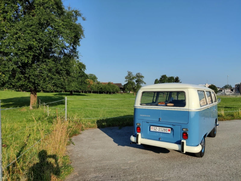 VW T2a De Luxe Bus Campingbus - Altendorf, Schweiz