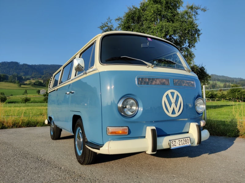 VW T2a De Luxe Bus Campingbus - Altendorf, Schweiz