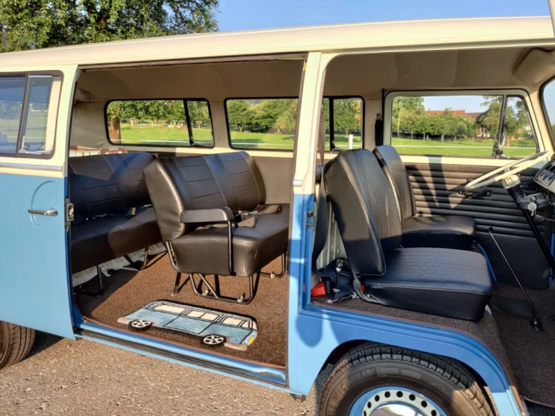 VW T2a De Luxe Bus Campingbus - Altendorf, Schweiz