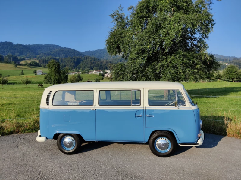 VW T2a De Luxe Bus Campingbus - Altendorf, Schweiz