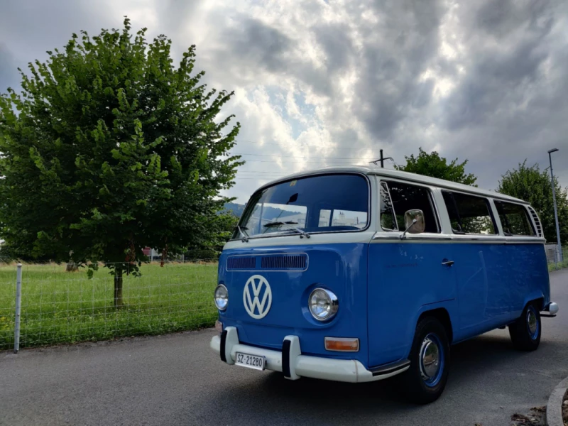 VW T2a De Luxe Bus Campingbus - Altendorf, Schweiz