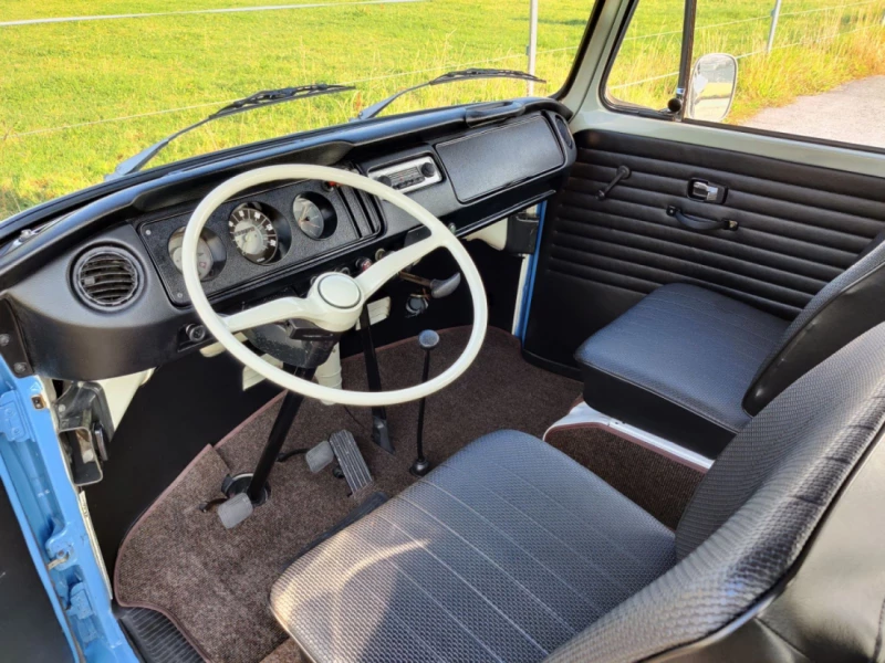 VW T2a De Luxe Bus Campingbus - Altendorf, Schweiz