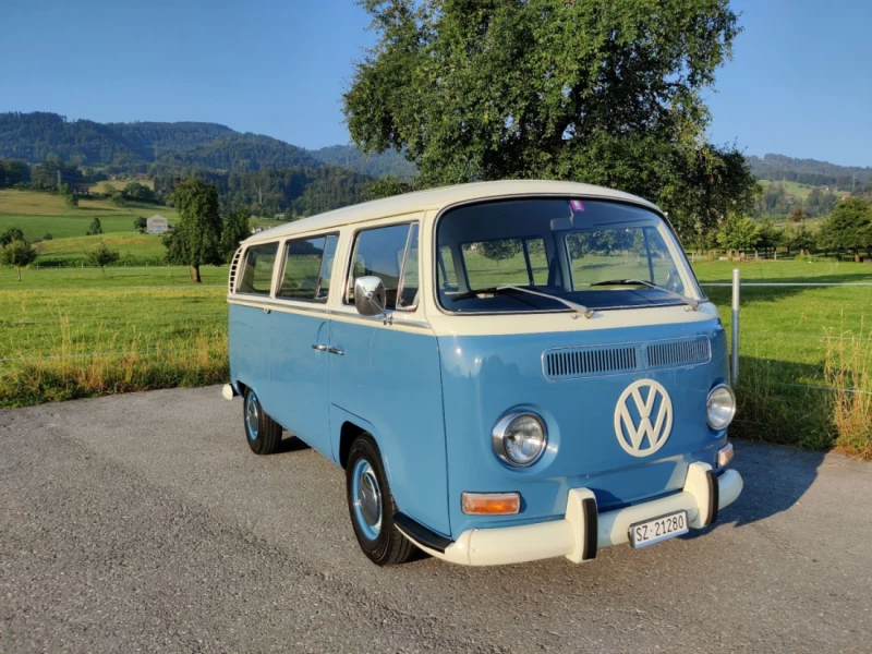 VW T2a De Luxe Bus Campingbus - Altendorf, Schweiz