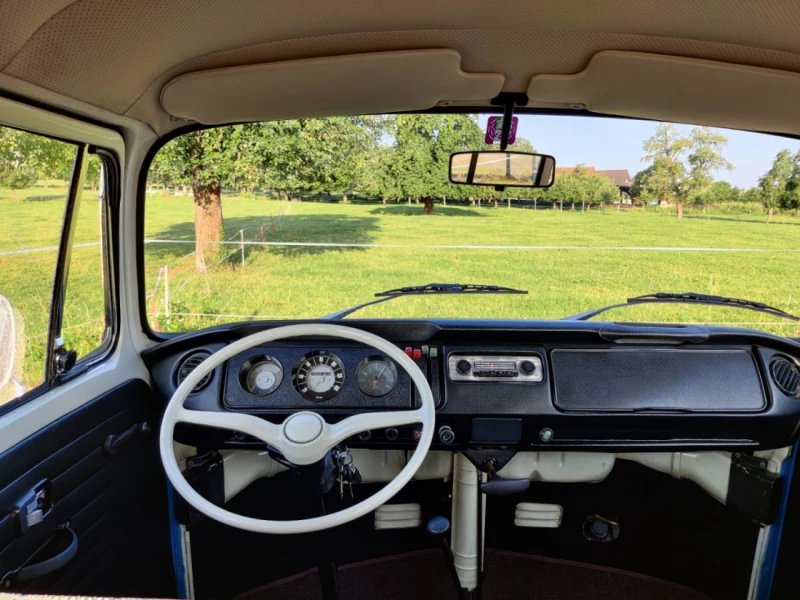 VW T2a De Luxe Bus Campingbus - Altendorf, Schweiz